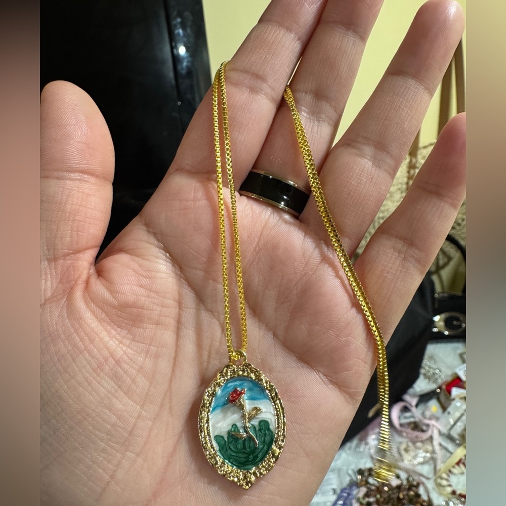 Gold plated Gold and Green Pendant Necklace - Picture 3 of 7